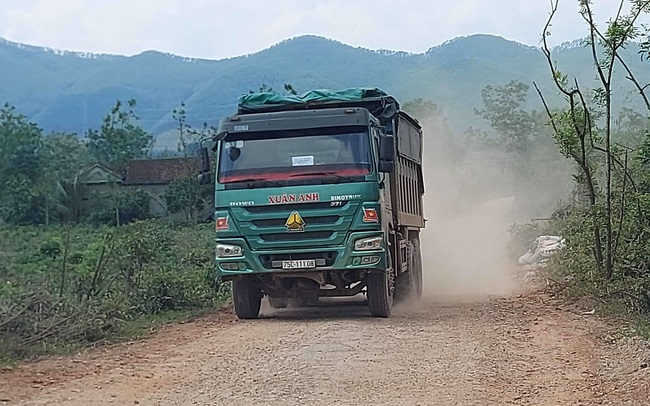 TT-Huế: Dân chặn xe chở đất đá thi công đường cao tốc vì gây ô nhiễm môi trường  - Ảnh 1.