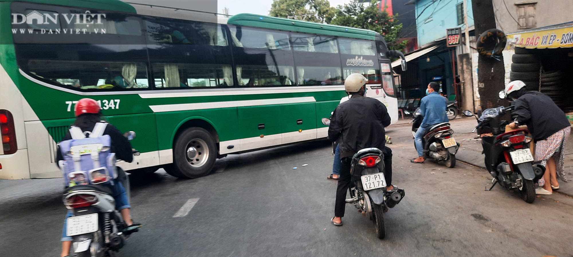 Nhiều xe khách vẫn đón, trả khách &quot;chui&quot; ở khu vực bến xe miền Đông cũ - Ảnh 1.