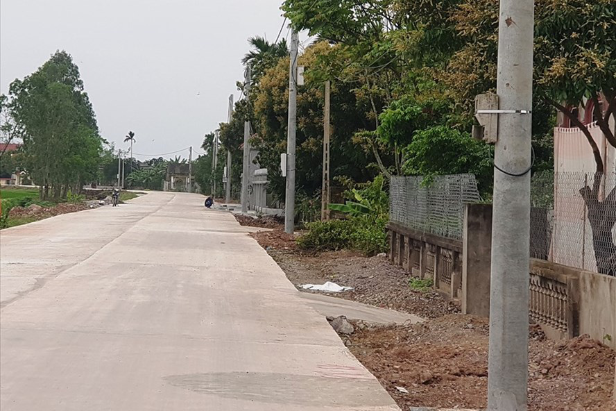 Ninh Bình: Di dời xong 40 cột điện nằm giữa đường - Ảnh 1.
