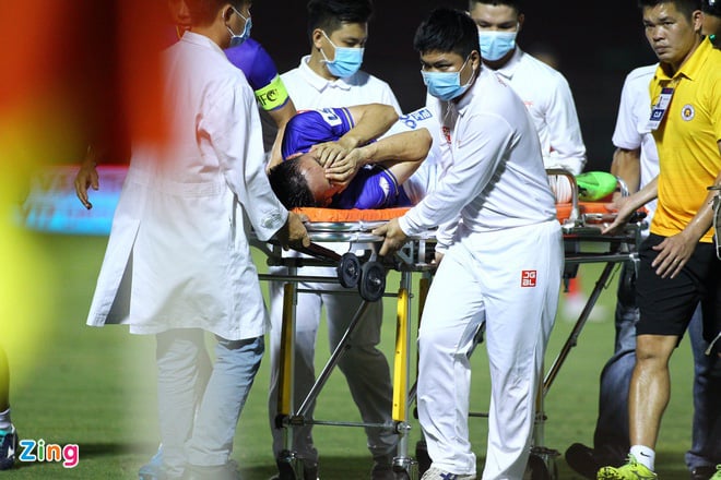 CHẤN ĐỘNG: Hùng Dũng chấn thương kinh hoàng, thầy Park thất thần trên khán đài - Ảnh 6.