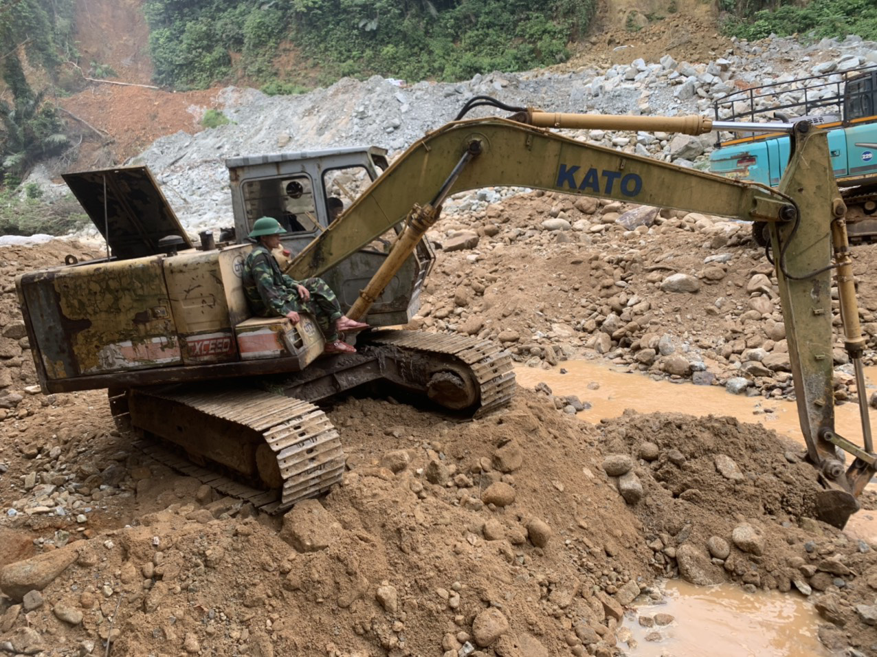 Phát hiện nhiều vật dụng cá nhân sau khi nối lại tìm kiếm 11 công nhân mất tích tại Rào Trăng 3  - Ảnh 3.