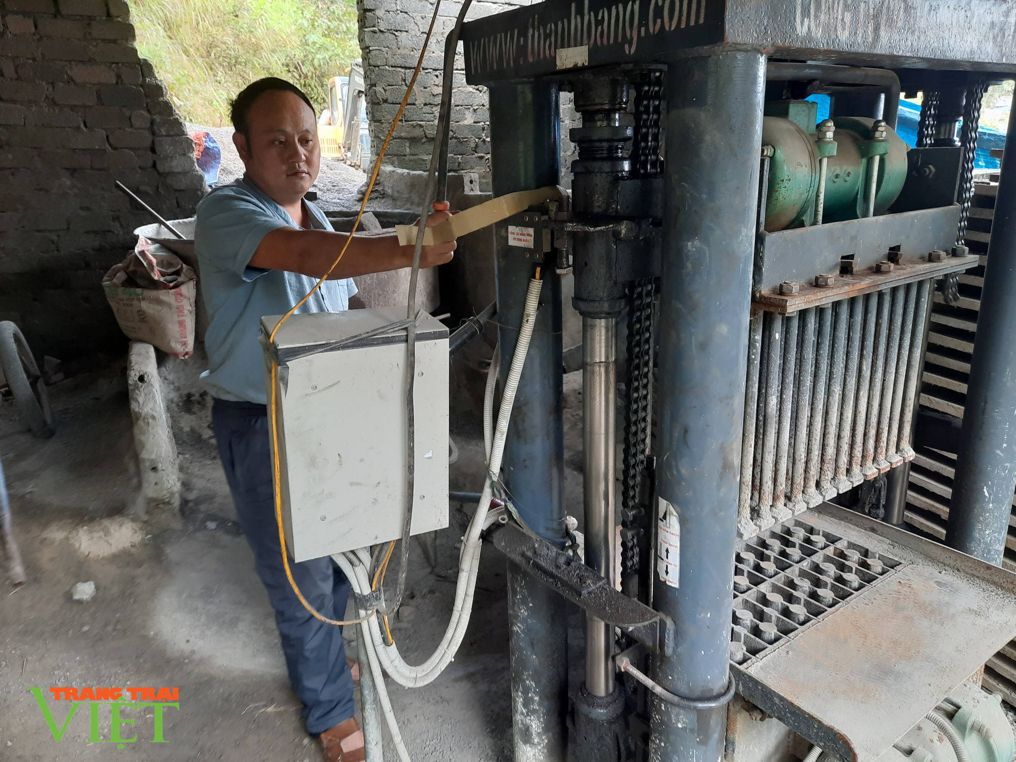 A Páo làm giàu trên vùng đất khó - Ảnh 2. A Páo làm giàu trên vùng đất khó - Ảnh 2.