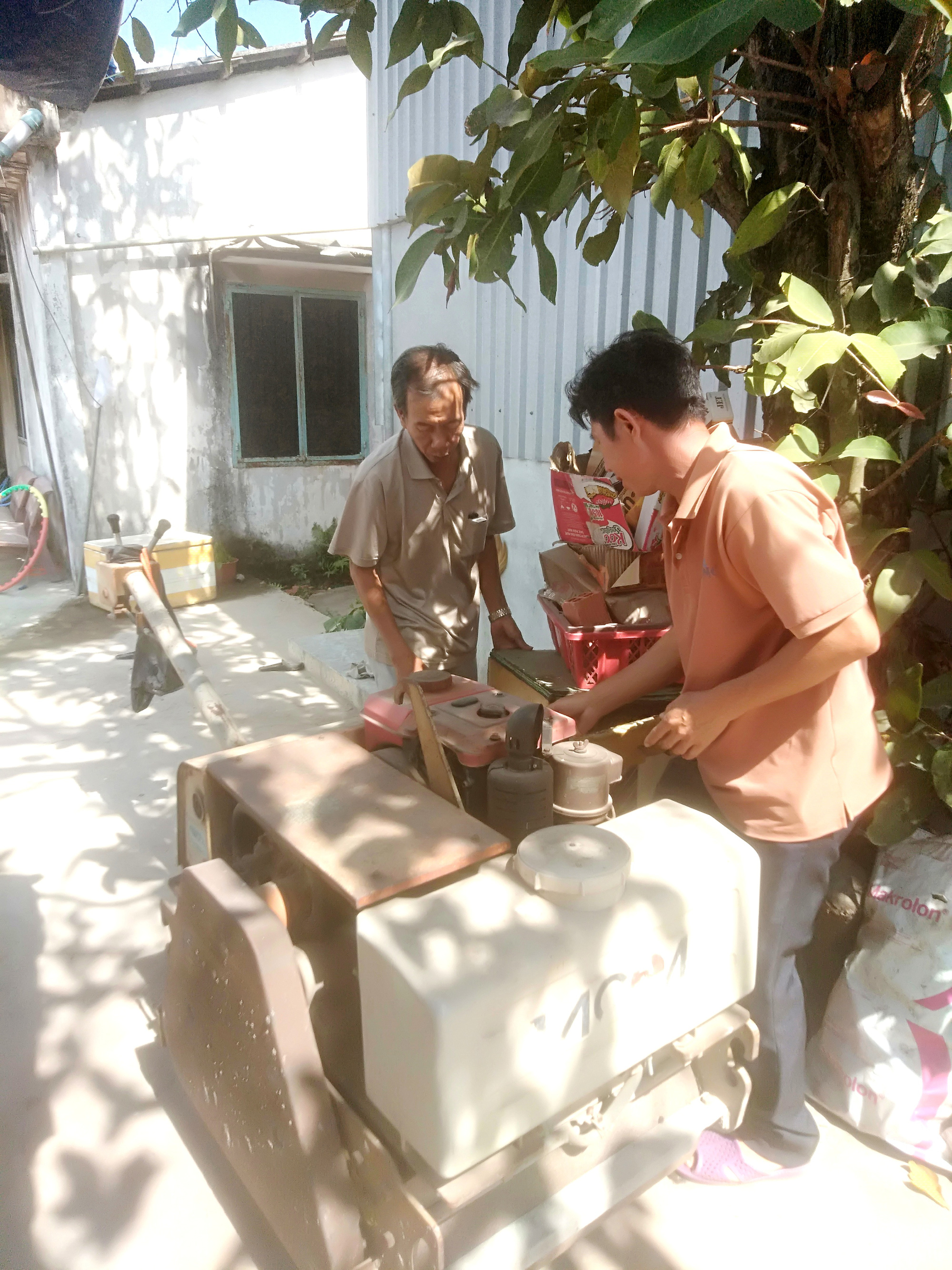 Long An: Điều gì khiến ông chi hội trưởng nông dân &quot;bao đồng&quot; nghiện vá đường hơn làm lúa? - Ảnh 2.