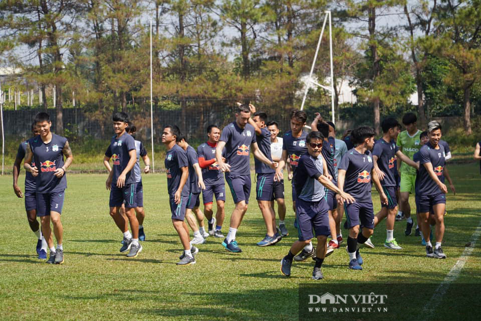 HLV kiatisak cùng Công Phượng, Hồng Duy cười hớn hở khi V.League trở lại - Ảnh 3.