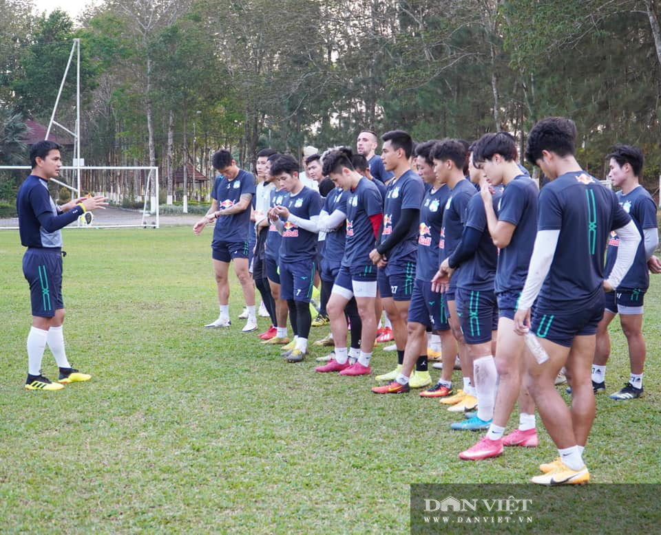 HLV kiatisak cùng Công Phượng, Hồng Duy cười hớn hở khi V.League trở lại - Ảnh 1.
