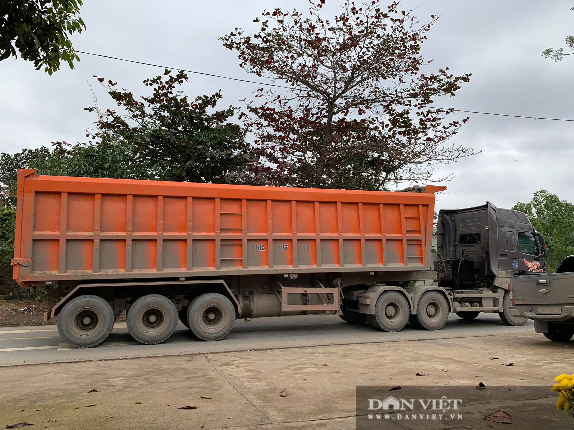 Nghệ An: Xe có dấu hiệu quá khổ, quá tải tung hoành ở đường mòn Hồ Chí Minh nhưng không bị kiểm tra  - Ảnh 4.