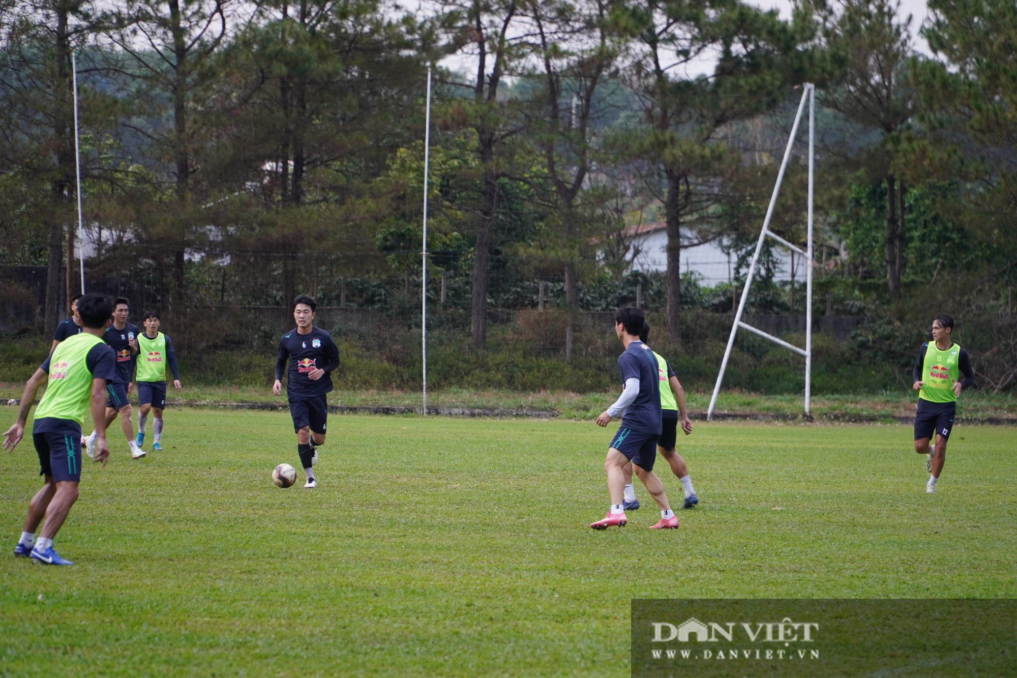 HLV kiatisak cùng Công Phượng, Hồng Duy cười hớn hở khi V.League trở lại - Ảnh 7.