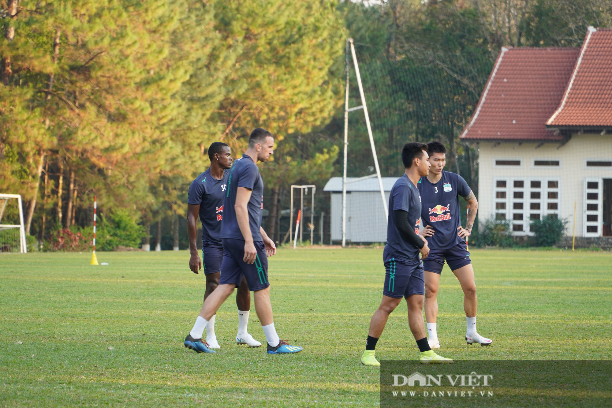 HLV kiatisak cùng Công Phượng, Hồng Duy cười hớn hở khi V.League trở lại - Ảnh 6.