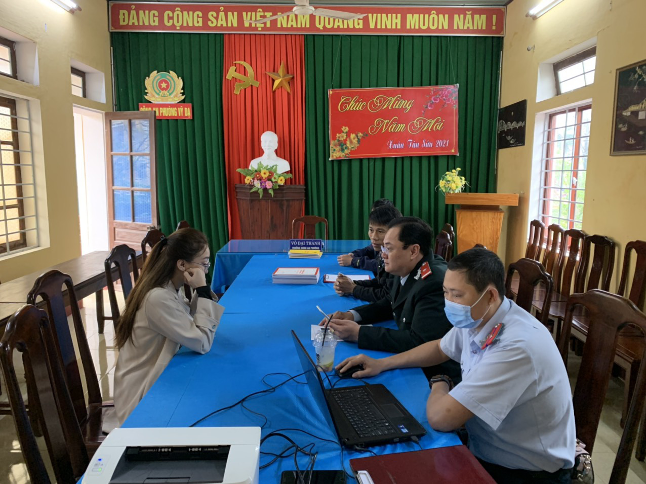 Xử phạt người phụ nữ đăng tin “một vợ được lấy nhiều chồng” trên Facebook - Ảnh 1.