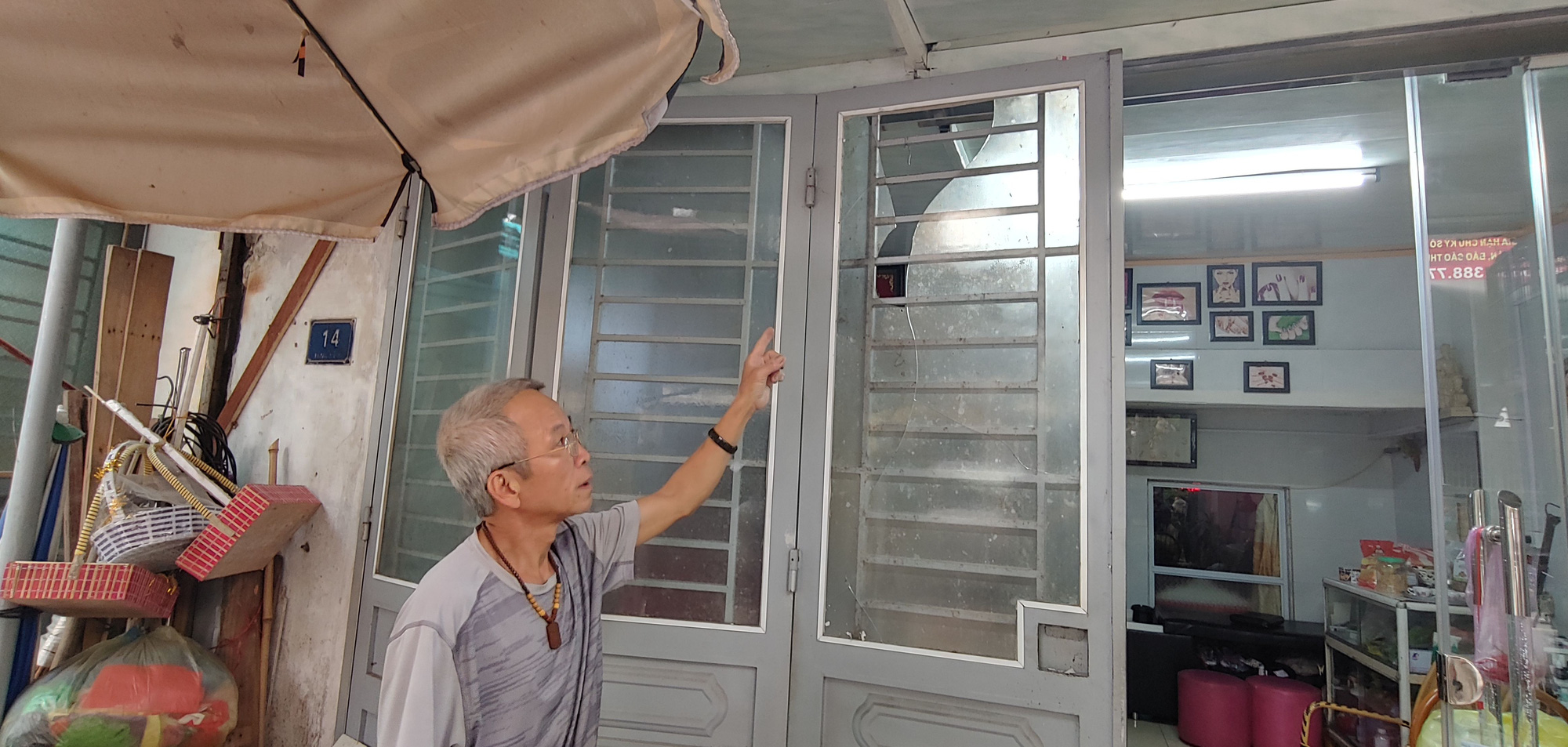 Hải Dương: Nghi vấn con rể nợ tiền, bố mẹ vợ bị khủng bố trong đêm bằng pháo nổ - Ảnh 1.