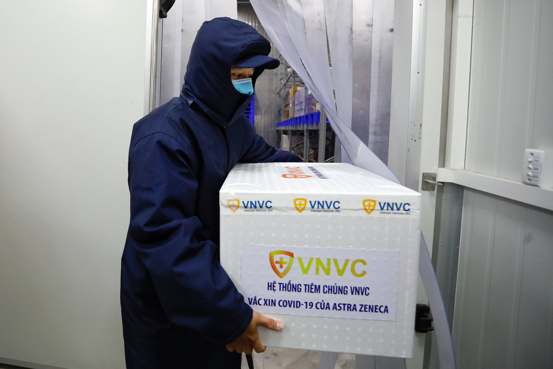 NÓNG: Cận cảnh lô vaccine Covid-19 tiêm đợt đầu tiên tại TP.HCM - Ảnh 1.