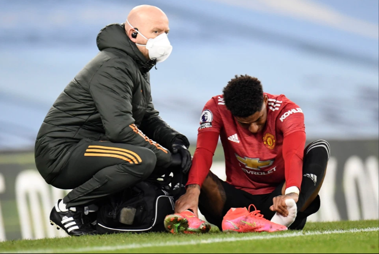 Rashford dính chấn thương mắt cá chân.