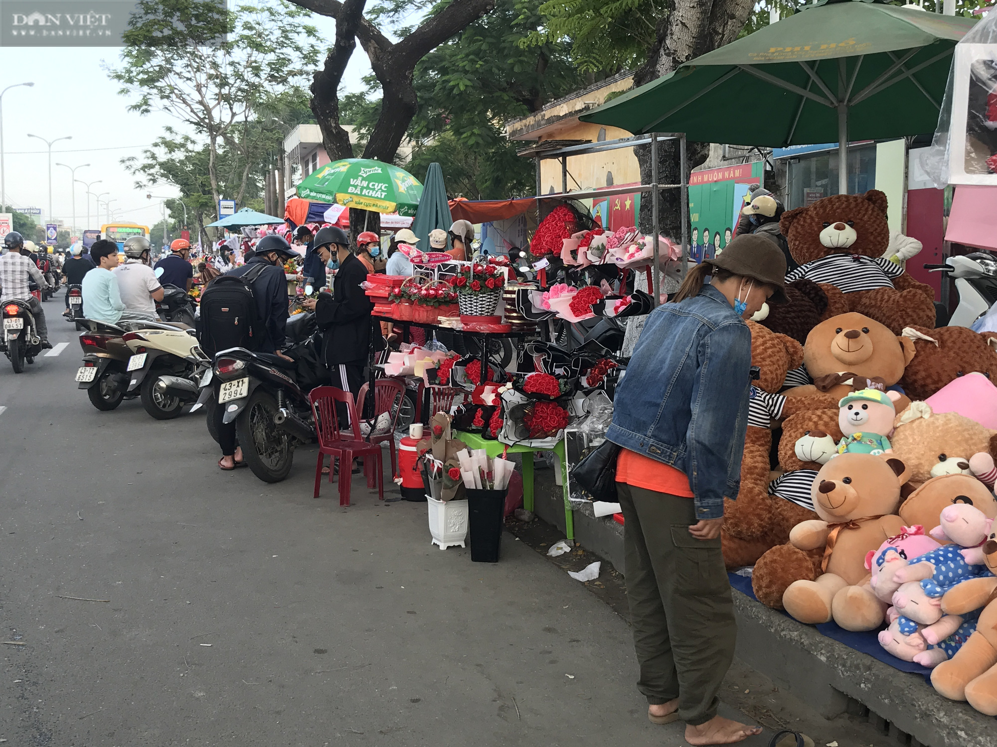 Đà Nẵng: Hoa bày kín sạp, người bán tất tả mời khách mà chẳng mấy ai mua - Ảnh 6.