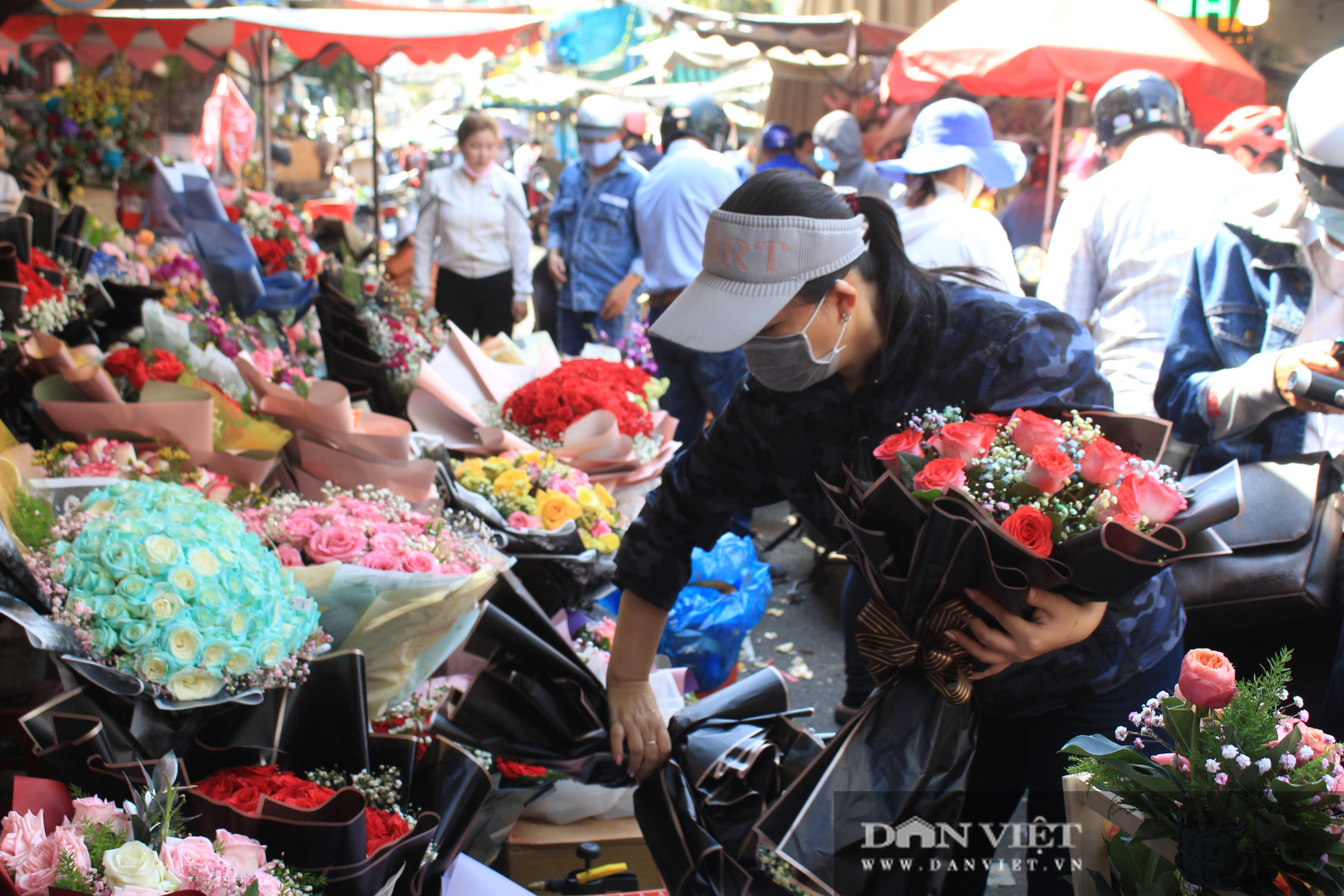 Đàn ông kéo nhau đi mua hoa trưa 8/3, chợ hoa Sài Gòn kẹt cứng - Ảnh 4.