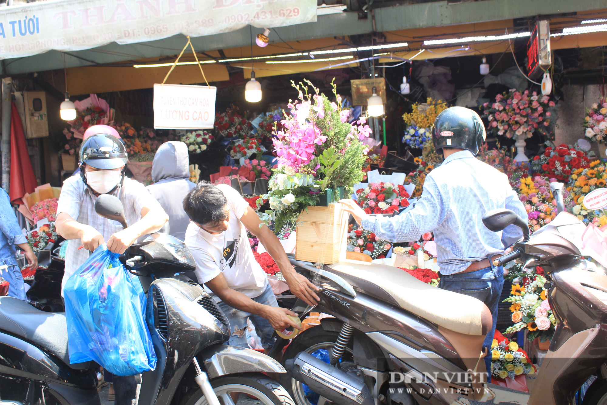 Đàn ông kéo nhau đi mua hoa trưa 8/3, chợ hoa Sài Gòn kẹt cứng - Ảnh 5.