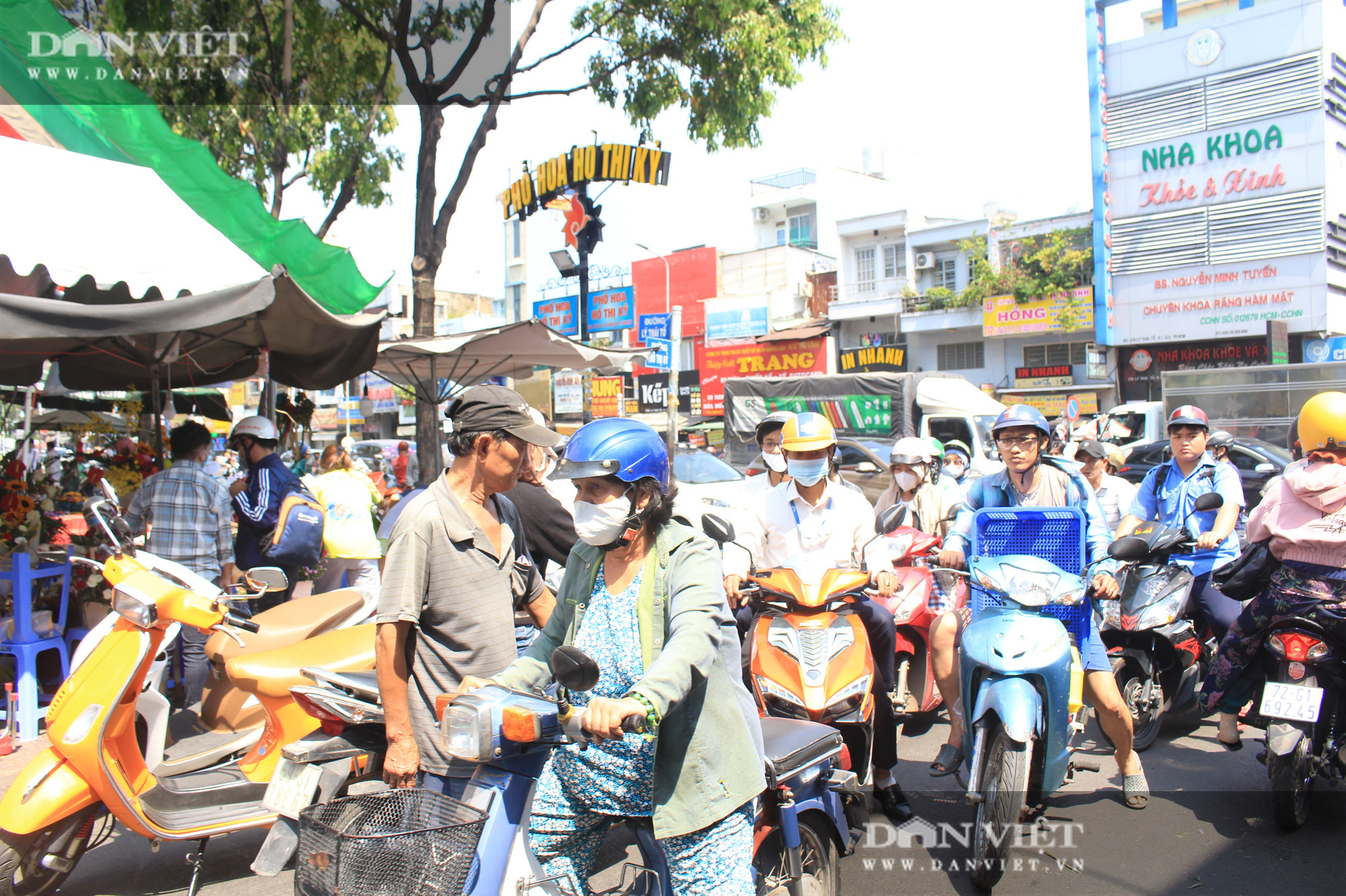 Đàn ông kéo nhau đi mua hoa trưa 8/3, chợ hoa Sài Gòn kẹt cứng - Ảnh 2.