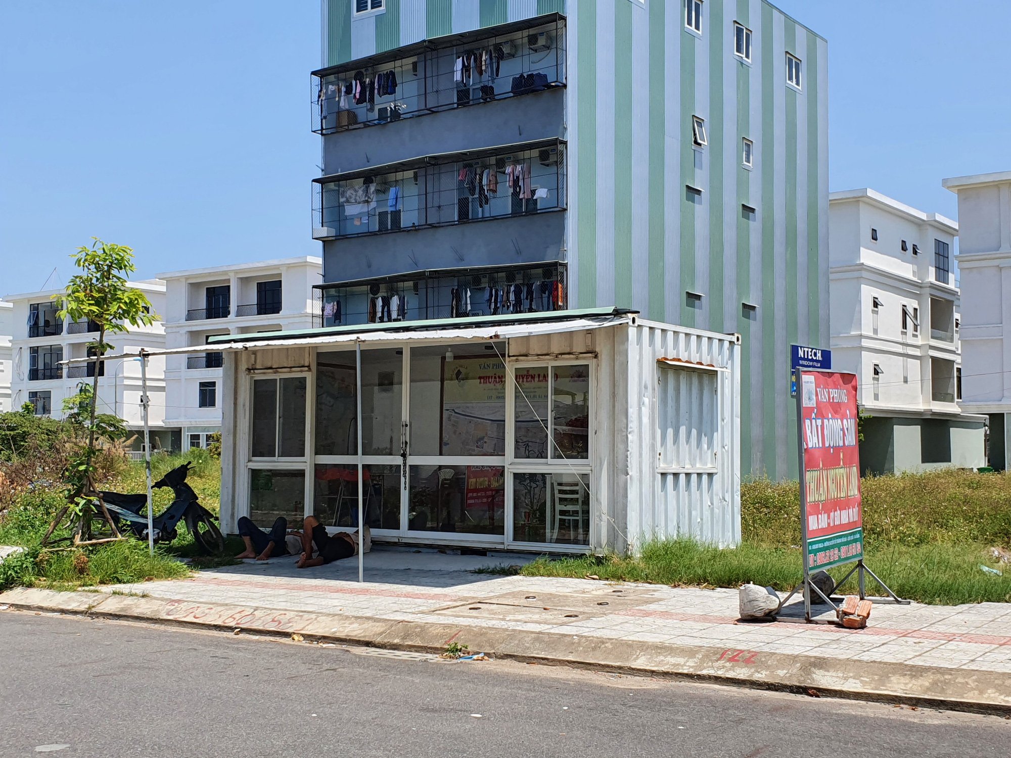 Đà Nẵng: Tháo dỡ lều quán, container, ki ốt giao dịch bất động sản trái phép - Ảnh 1.
