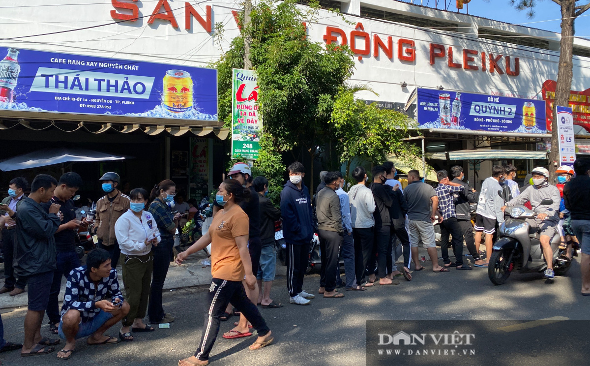 Người dân chen nhau xếp hàng dài cả cây số đội nắng mua vé xem trận HAGL và Hà Nội - Ảnh 1.