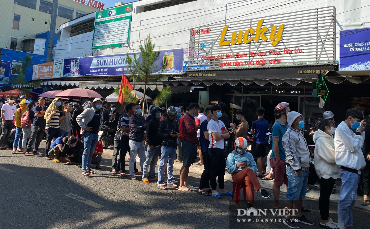 Người dân chen nhau xếp hàng dài cả cây số đội nắng mua vé xem trận HAGL và Hà Nội - Ảnh 2.