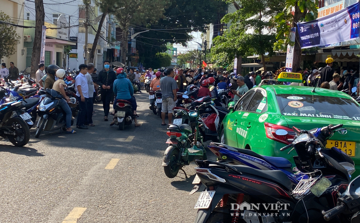 Người dân chen nhau xếp hàng dài cả cây số đội nắng mua vé xem trận HAGL và Hà Nội - Ảnh 3.