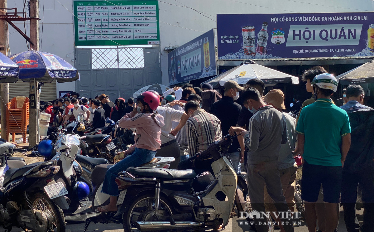 Người dân chen nhau xếp hàng dài cả cây số đội nắng mua vé xem trận HAGL và Hà Nội - Ảnh 6.