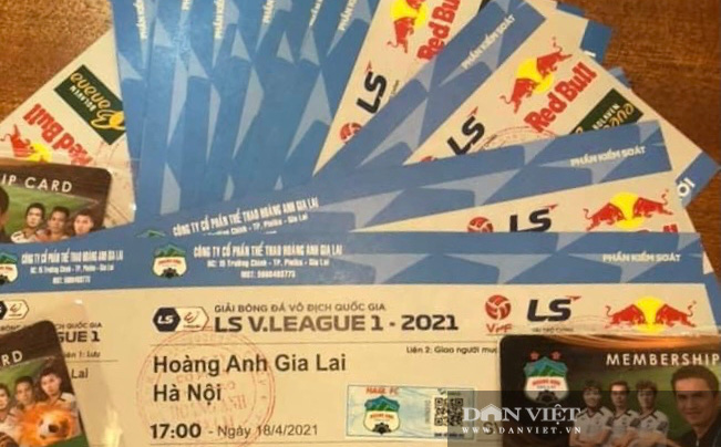 Người dân chen nhau xếp hàng dài cả cây số đội nắng mua vé xem trận HAGL và Hà Nội - Ảnh 7.