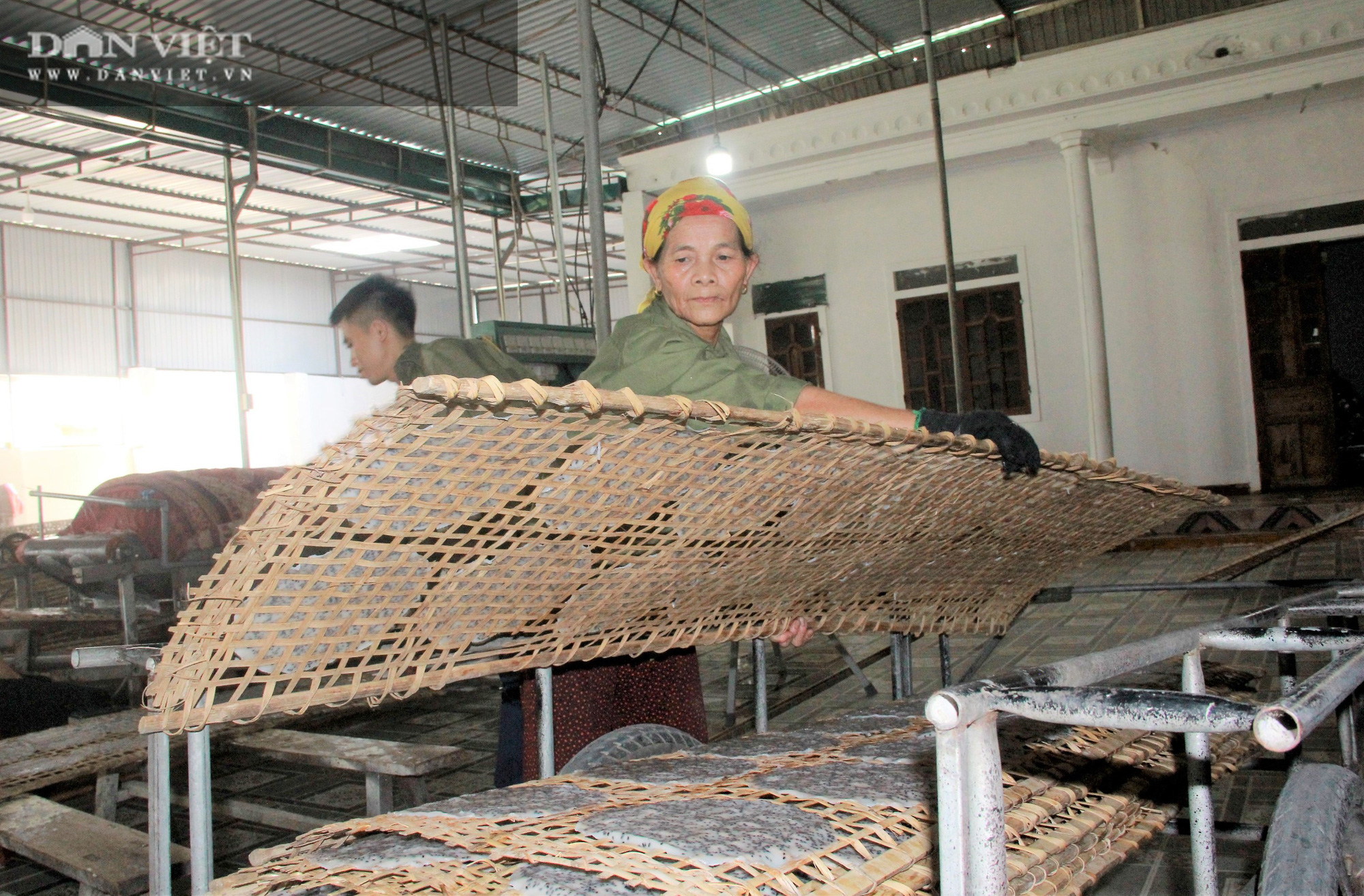 Hà Tĩnh: Thứ bánh gì mà có nhiều vừng đen, ăn giòn rụm giúp nông dân có của ăn của để - Ảnh 4.