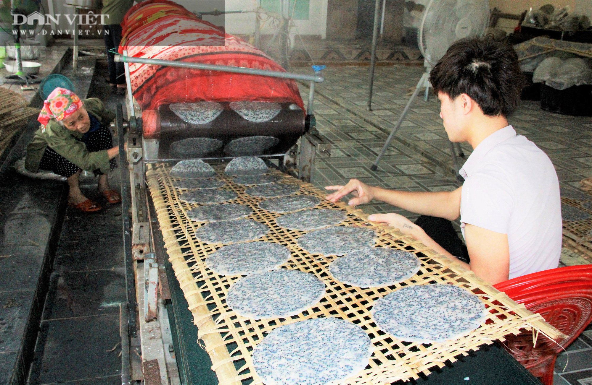 Hà Tĩnh: Thứ bánh gì mà có nhiều vừng đen, ăn giòn rụm giúp nông dân có của ăn của để - Ảnh 3.