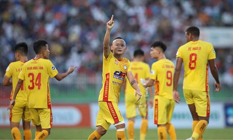 CLB Thanh Hóa vào top 5 V.League 2021, bầu Đoàn thưởng ngay 1 tỷ đồng - Ảnh 1.