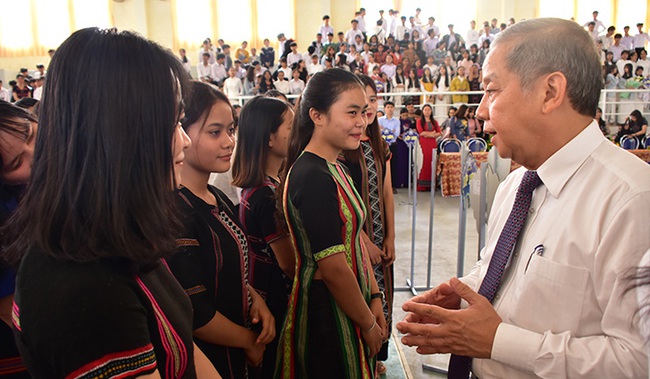 Chủ tịch TT-Huế nói chuyện với học sinh, giáo viên về việc xây dựng trường học hạnh phúc  - Ảnh 2.