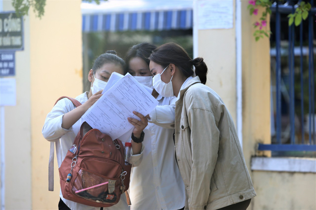 Đà Nẵng: Học sinh lén chụp đề kiểm tra đăng facebook &quot;kêu cứu&quot; - Ảnh 1.
