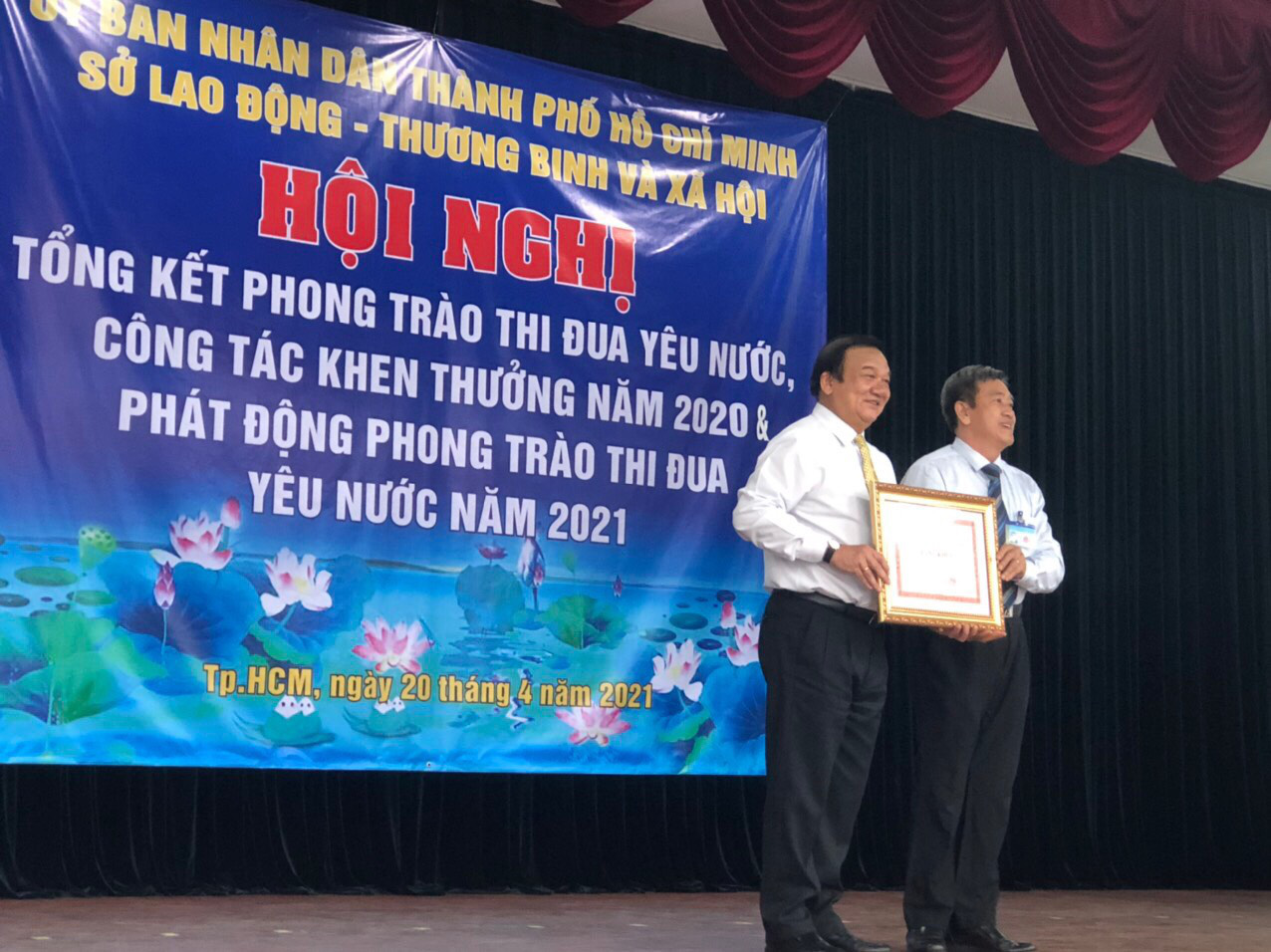 Bị “Phê bình rút kinh nghiệm” Giám đốc Sở LĐTB&XH TP.HCM vẫn nhận bằng khen của UBND TPHCM  - Ảnh 1.