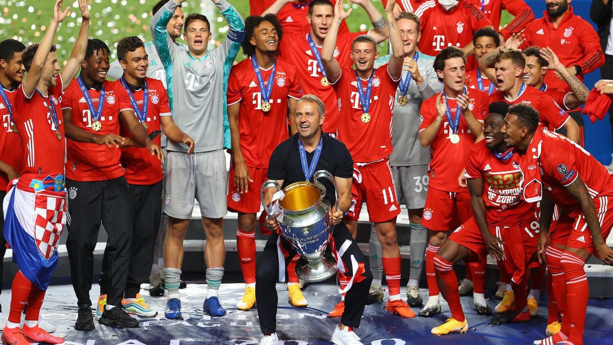 Hansi Flick ăn mừng Champions League năm ngoái.