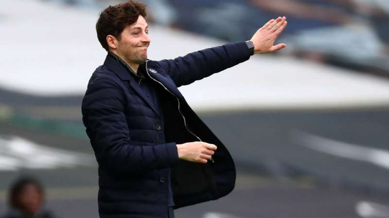 Ryan Mason chỉ đạo trận ra mắt Tottenham.