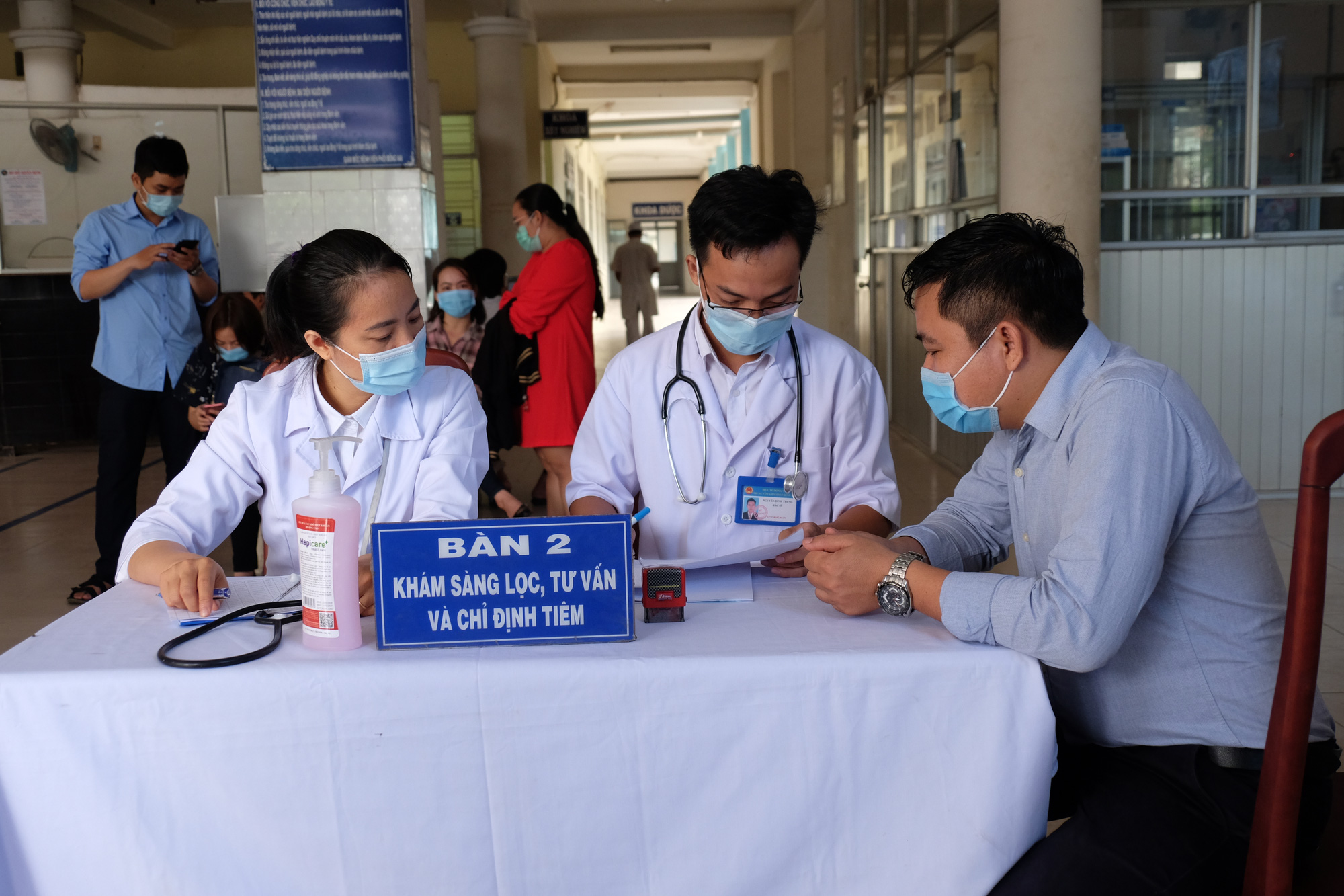Đồng Nai: Ưu tiên tiêm những mũi vắc xin Covid-19 đầu tiên cho nhân viên y tế bệnh viện phổi - Ảnh 3.