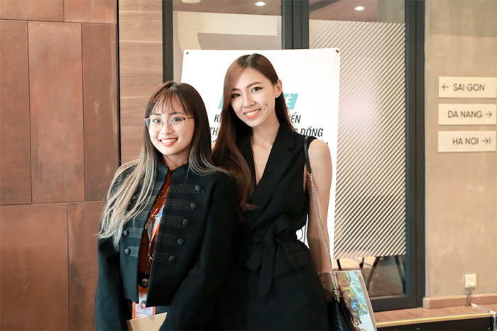 MC Chúc Anh (bìa phải) cùng một game thủ nữ.