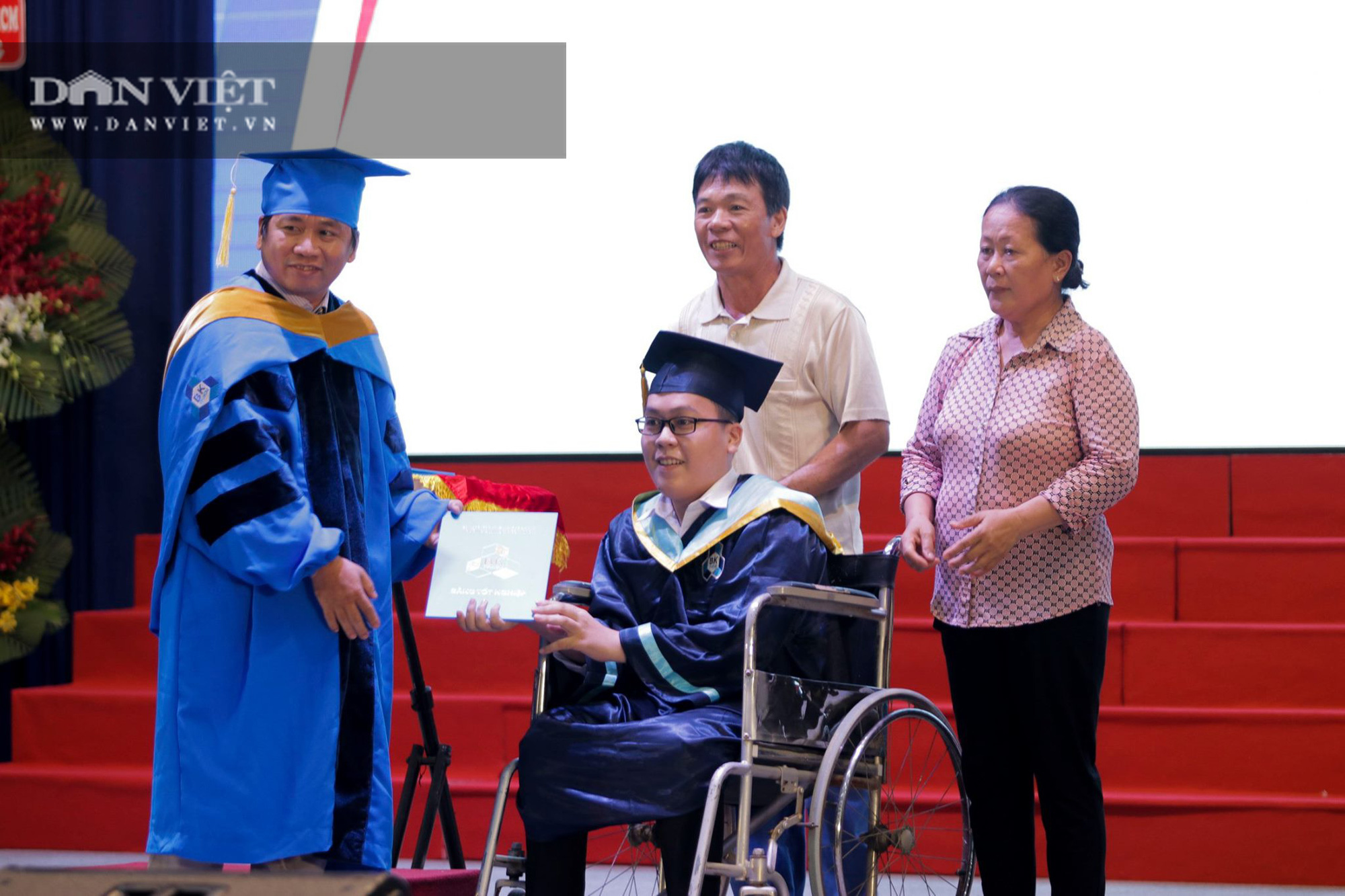 Tân kỹ sư ĐH Bách khoa nhận bằng trên xe lăn: Nghẹn ngào chia sẻ bệnh nguy hiểm, thế giới cũng &quot;bó tay&quot; - Ảnh 1.