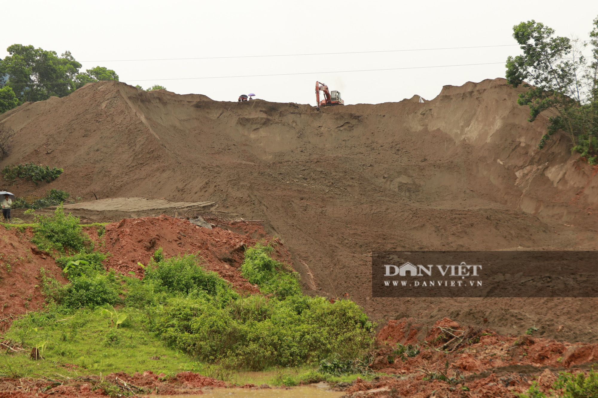 Yên Bái: Sạt đập hồ chứa bùn thải, 3000m3 đất, cát tràn xuống ruộng. - Ảnh 1.