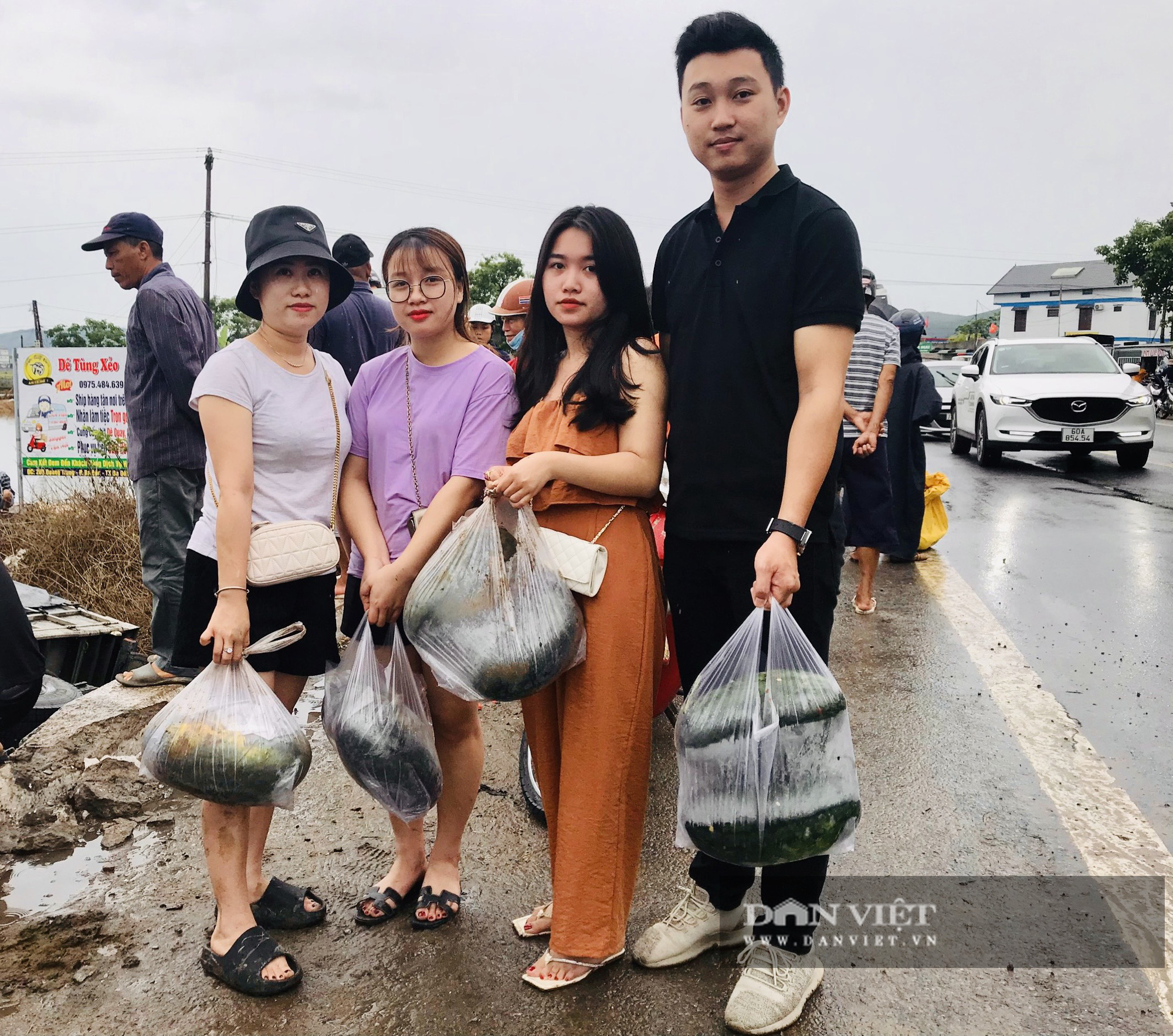 Ảnh - Clip: Người dân Quảng Bình &quot;giải cứu&quot; xe dưa hấu lật bên quốc lộ - Ảnh 10.
