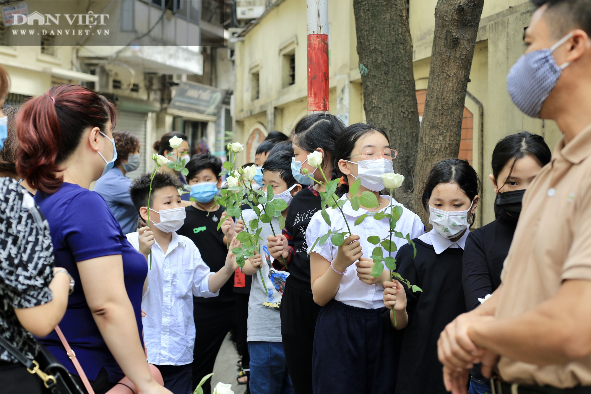 Vụ cháy 4 người tử vong ở Hà Nội: Người thân khóc nấc, cô giáo lặng tiễn học sinh  - Ảnh 8.
