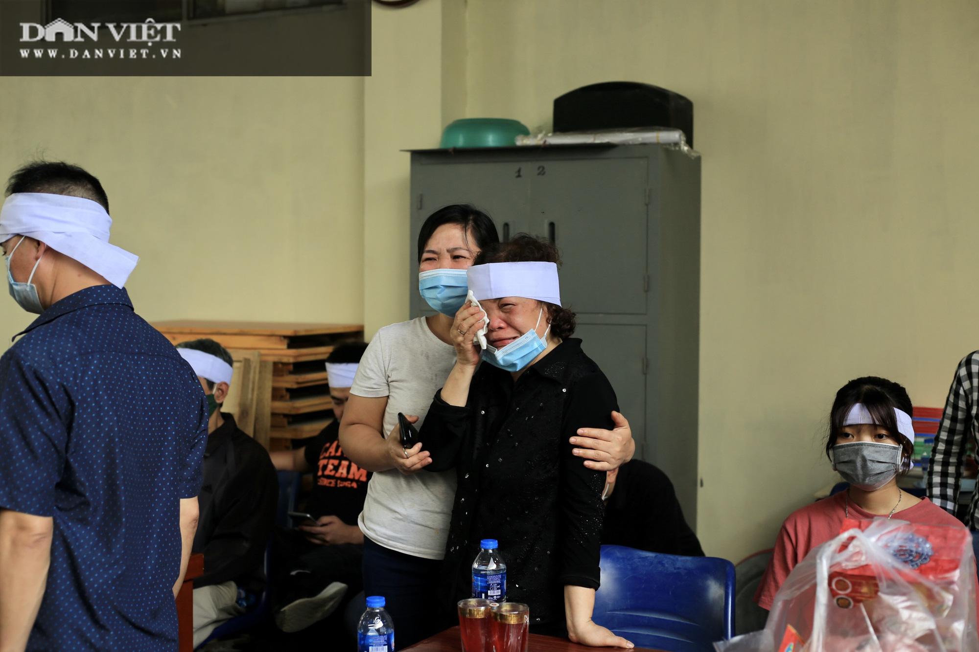 Vụ cháy 4 người tử vong ở Hà Nội: Người thân khóc nấc, cô giáo lặng tiễn học sinh  - Ảnh 5.