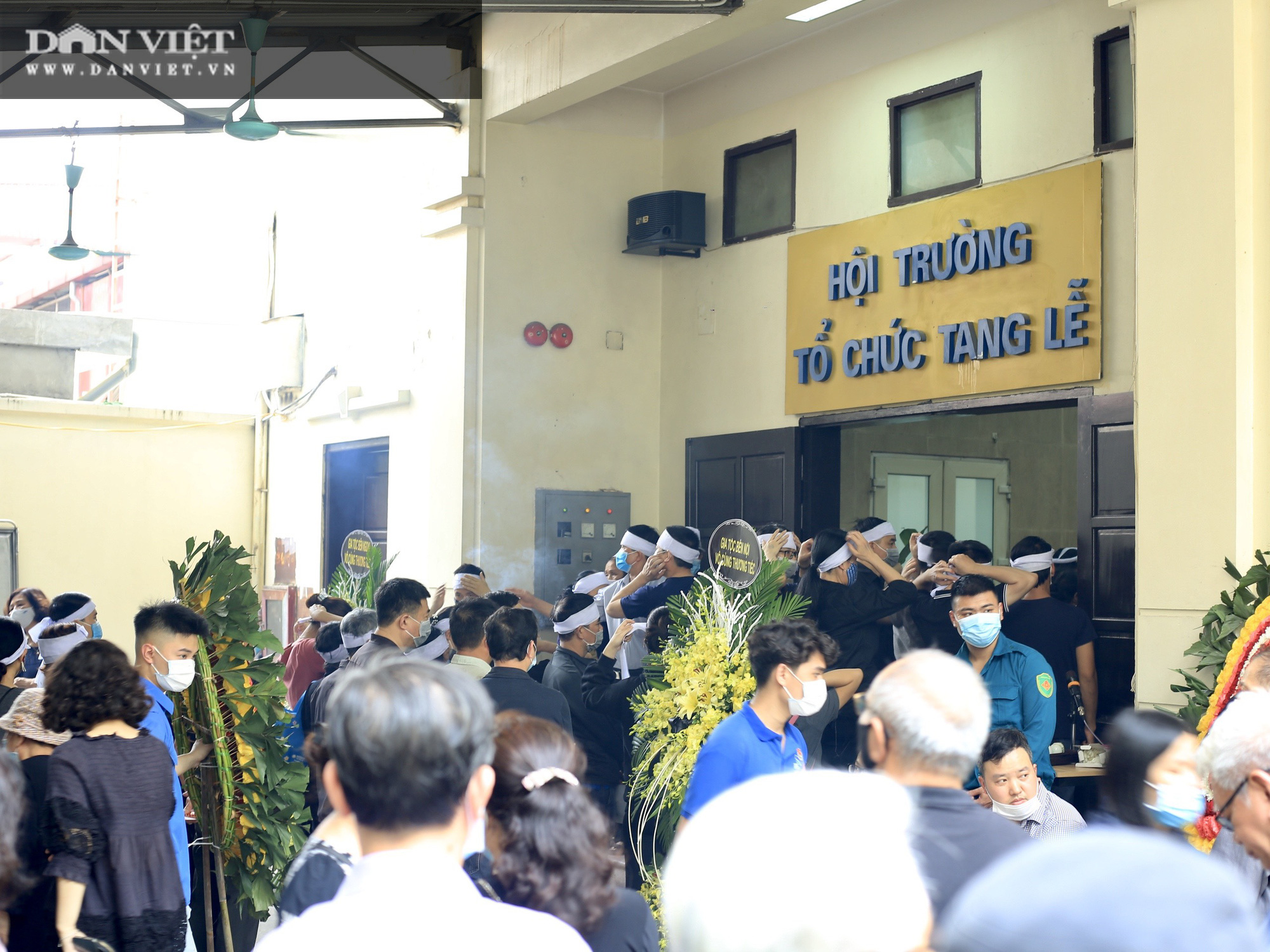 Vụ cháy 4 người tử vong ở Hà Nội: Người thân khóc nấc, cô giáo lặng tiễn học sinh  - Ảnh 9.