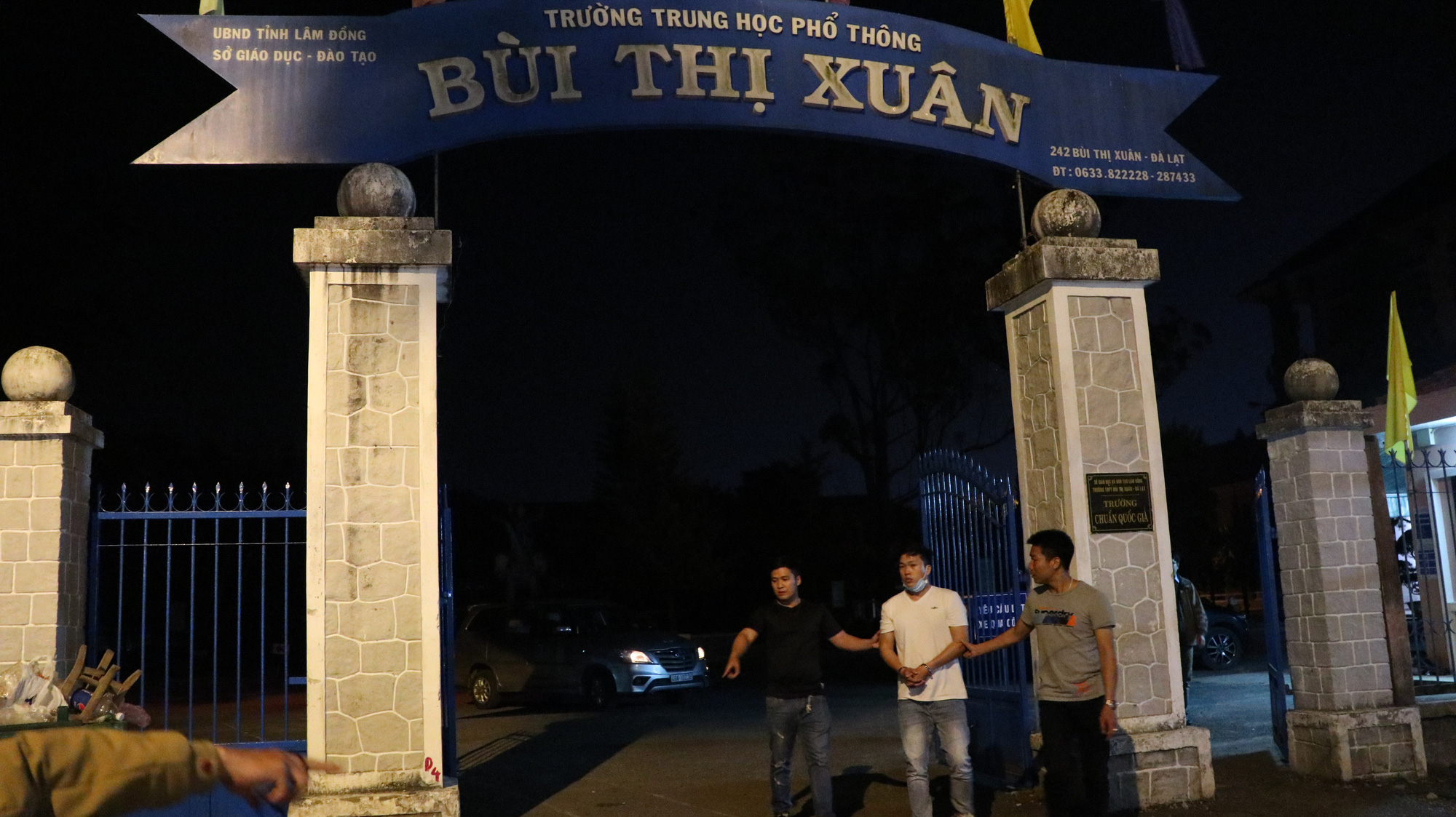 Đối tượng mới ra tù đóng giả học sinh đột nhập vào trường học trộm cắp nhiều điện thoại - Ảnh 2.