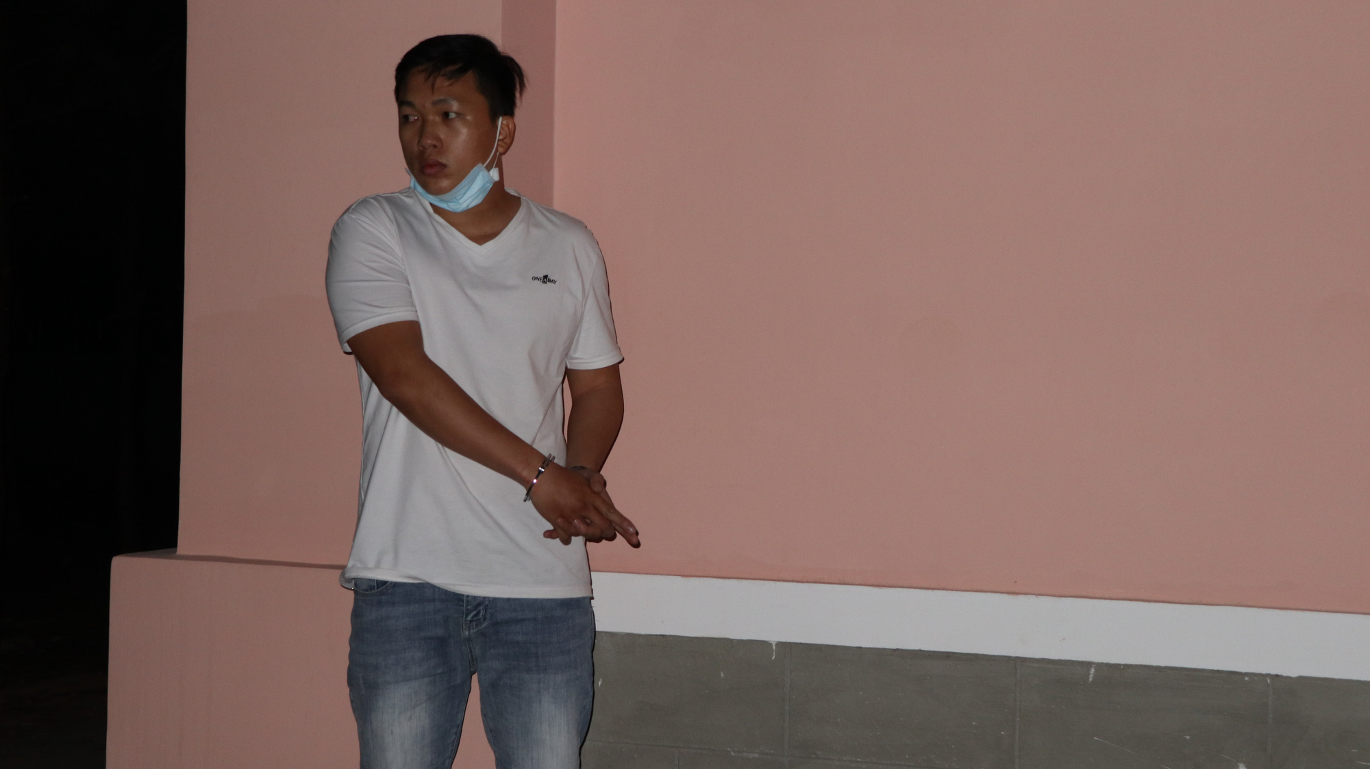 Đối tượng mới ra tù đóng giả học sinh đột nhập vào trường học trộm cắp nhiều điện thoại - Ảnh 4.