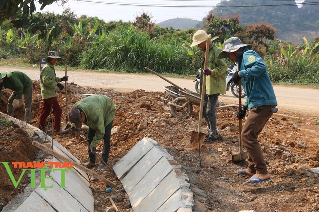 Người dân Mộc Châu: Góp tiền và hàng nghìn ngày công lao động XDNTM - Ảnh 1.