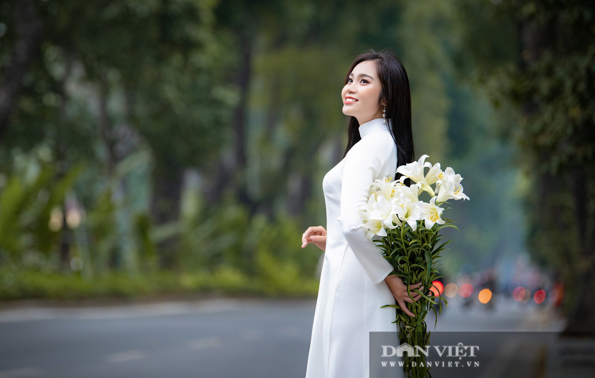 Ngắm thiếu nữ Hà thành dịu dàng bên sắc hoa loa kèn - Ảnh 2.