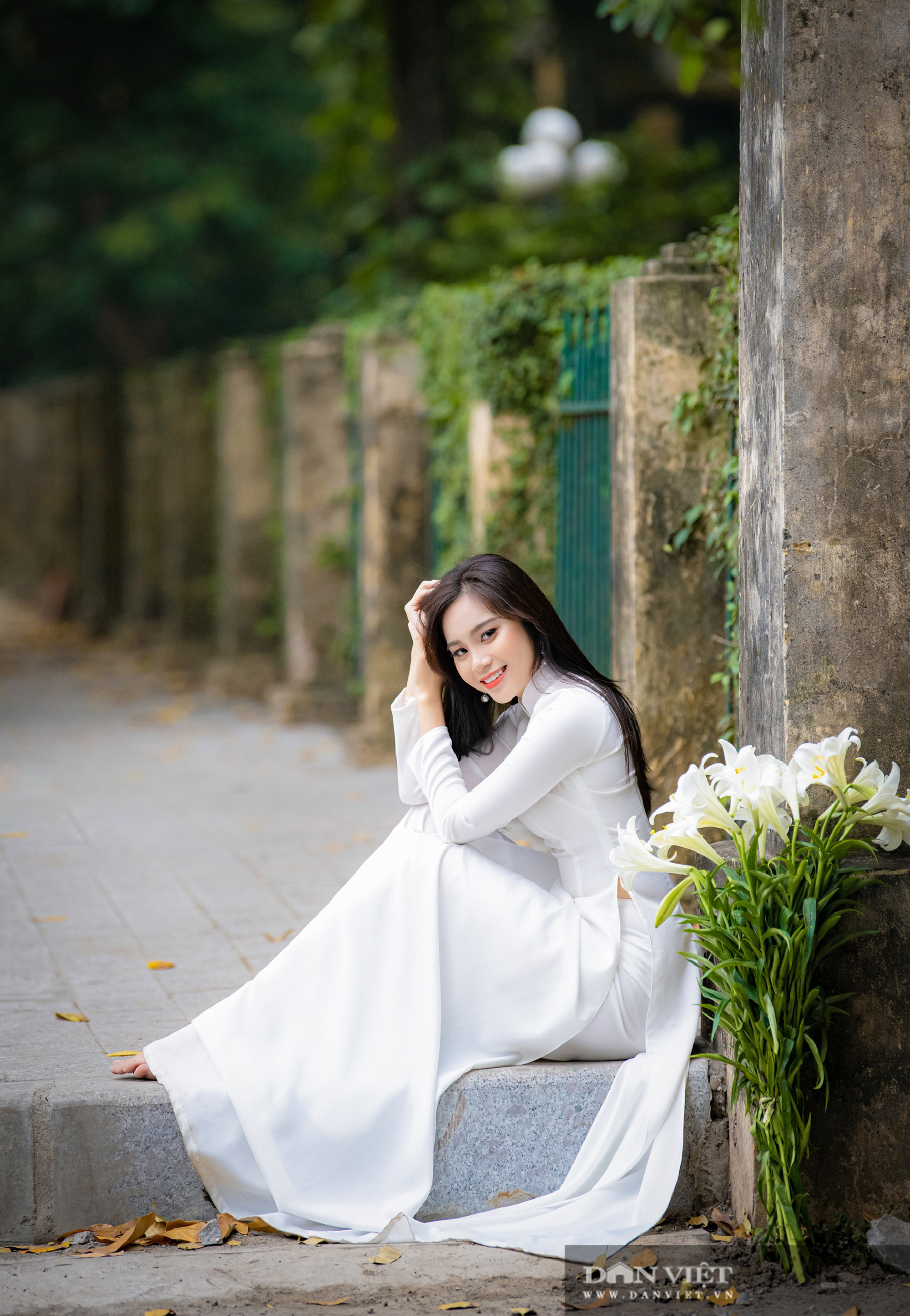 Ngắm thiếu nữ Hà thành dịu dàng bên sắc hoa loa kèn - Ảnh 1.
