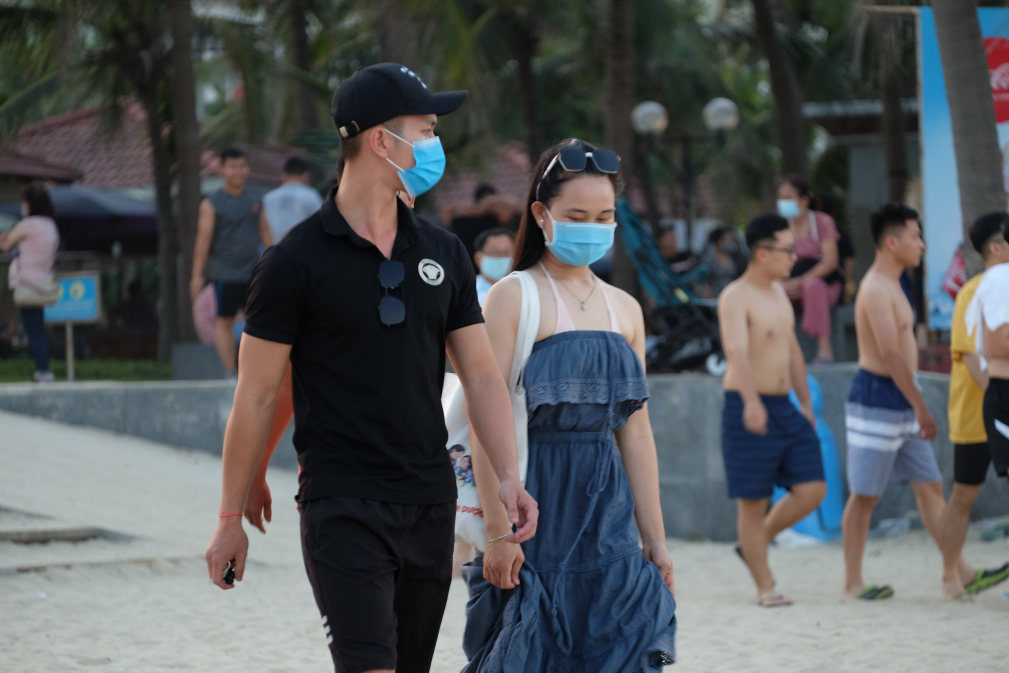 Gần 14.000 khách đến các bãi biển Đà Nẵng ngày đầu nghỉ lễ - Ảnh 4.