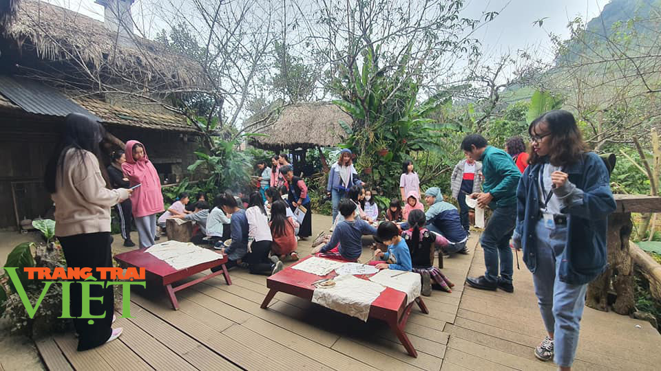 Các điểm du lịch Mộc Châu chật cứng du khách đến tham quan, trải nghiệm - Ảnh 2. Các điểm du lịch Mộc Châu chật cứng du khách đến tham quan, trải nghiệm - Ảnh 2.