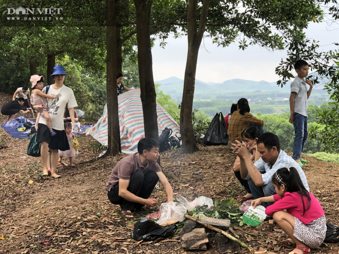 CLIP – ẢNH: Dòng người đổ về hồ Kẻ Gỗ (Hà Tĩnh) tham quan, nhiều người “quên” mang khẩu trang - Ảnh 7.